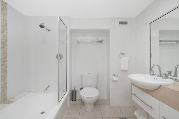 Un baño moderno con bañera, inodoro y lavamanos.