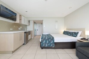 Iron/ironing board, WiFi - Studio 811 - Picturesque Beachfront Views (North Ward)