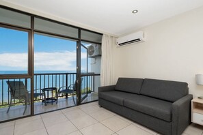 TV - Studio 811 - Picturesque Beachfront Views (North Ward)