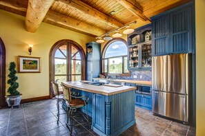 Cottage | In-room dining - Unique Cottage (Ghost Lake)