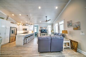 TV - 654 Seal Dr. - Great 3 bedroom/2 bath with Golf Cart (Panama City Beach)