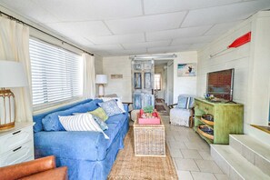 TV - 718 Sailfish Dr. Adorbale 2 Bedroom 2 Bath with 2 Golf Carts & Beach Chair Service! (Panama City Beach)