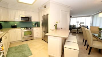 Condo presidencial | Cocina privada | Refrigerador con congelador, microondas, horno y parrilla de estufa