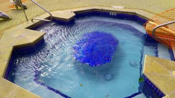 Tina de hidromasaje al aire libre