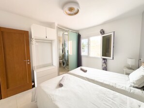 Desk, iron/ironing board, WiFi, bed sheets
