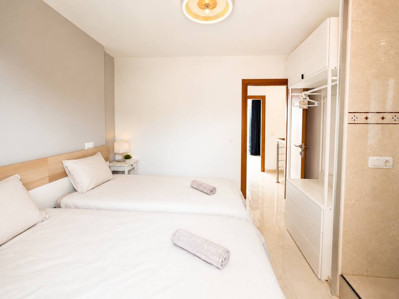 Escritorio, tabla de planchar con plancha, wifi y ropa de cama