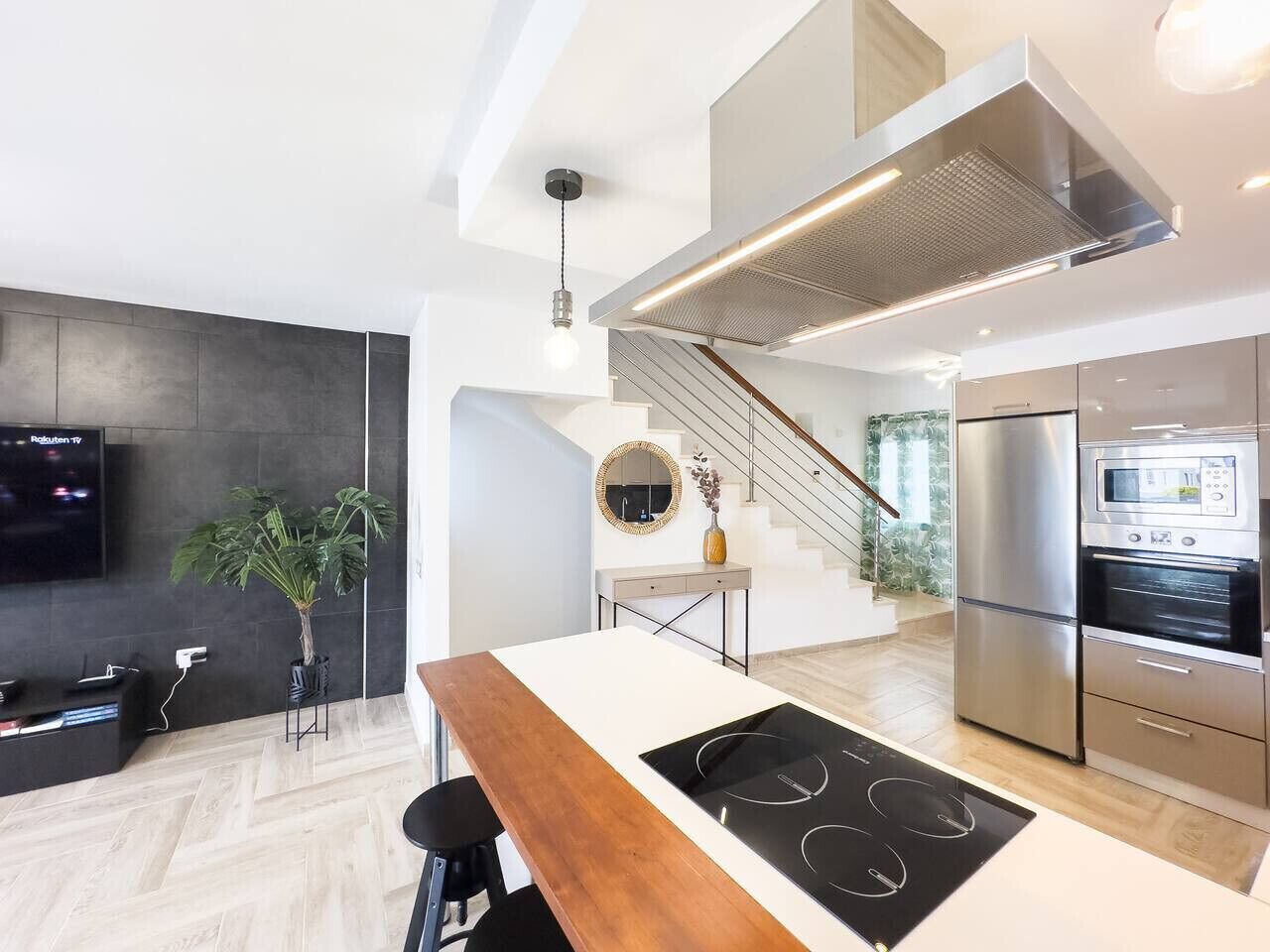 Frigorífico, microondas, horno y placa de cocina