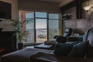 Älytelevisio, takka, pöytäjalkapallopöytä