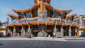 Un immeuble à plusieurs étages, doté d’une tour centrale, de grandes fenêtres et d’un espace d’entrée abrité.
