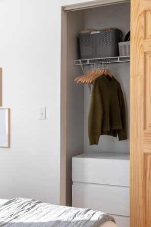 2 bedrooms, desk, iron/ironing board, WiFi