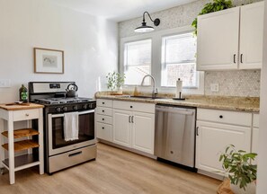 Fridge, microwave, oven, stovetop - Entire Home with Modern Conveniences - New Castle (New Castle)