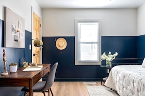 2 soverom, skrivebord, strykejern/-brett og wi-fi