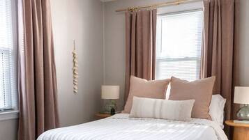 3 bedrooms, desk, iron/ironing board, free WiFi