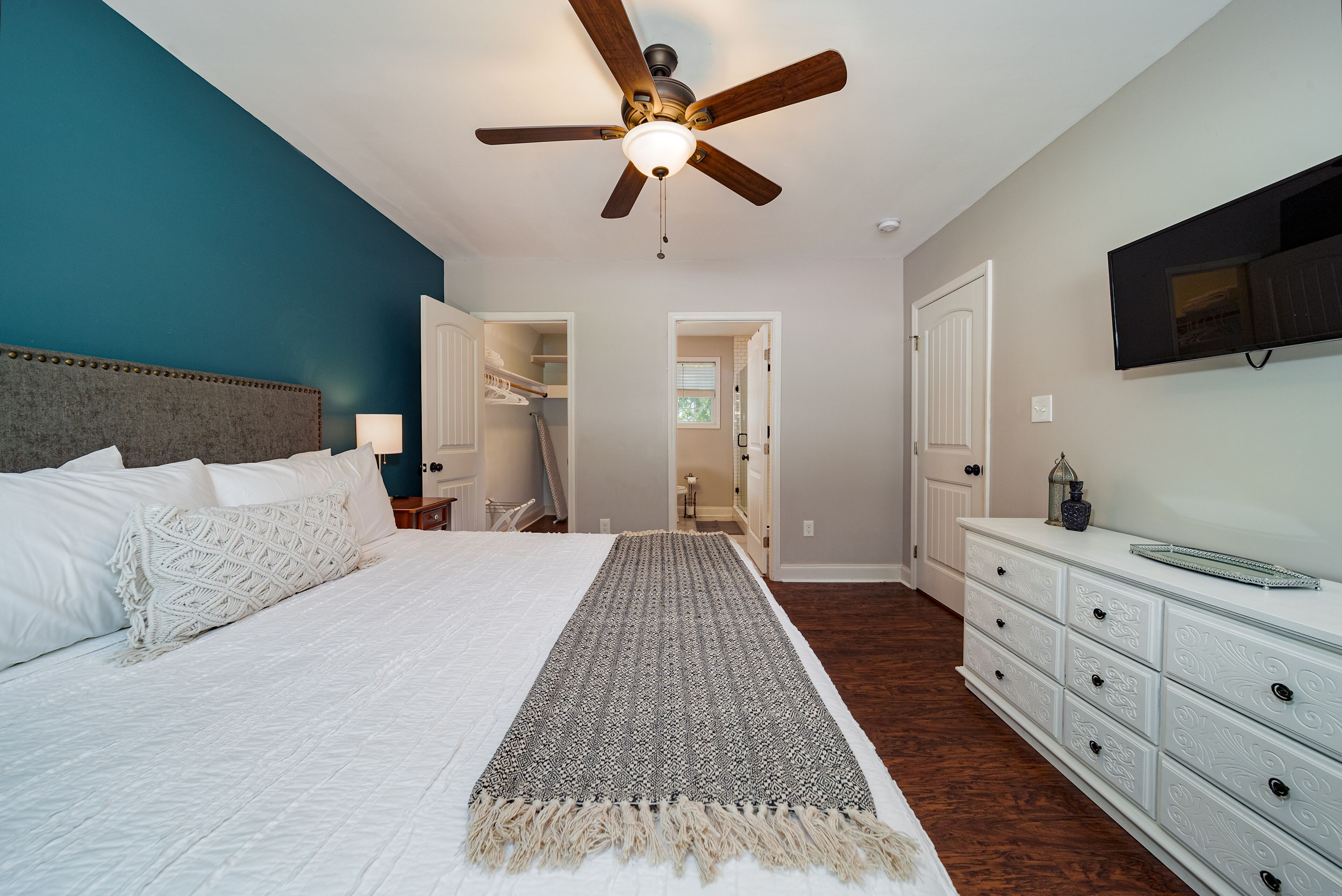 3 bedrooms, iron/ironing board, WiFi, bed sheets