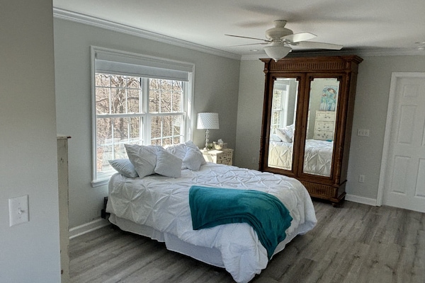 2 makuuhuonetta, silitysrauta/-lauta, ilmainen Wi-Fi, vuodevaatteet