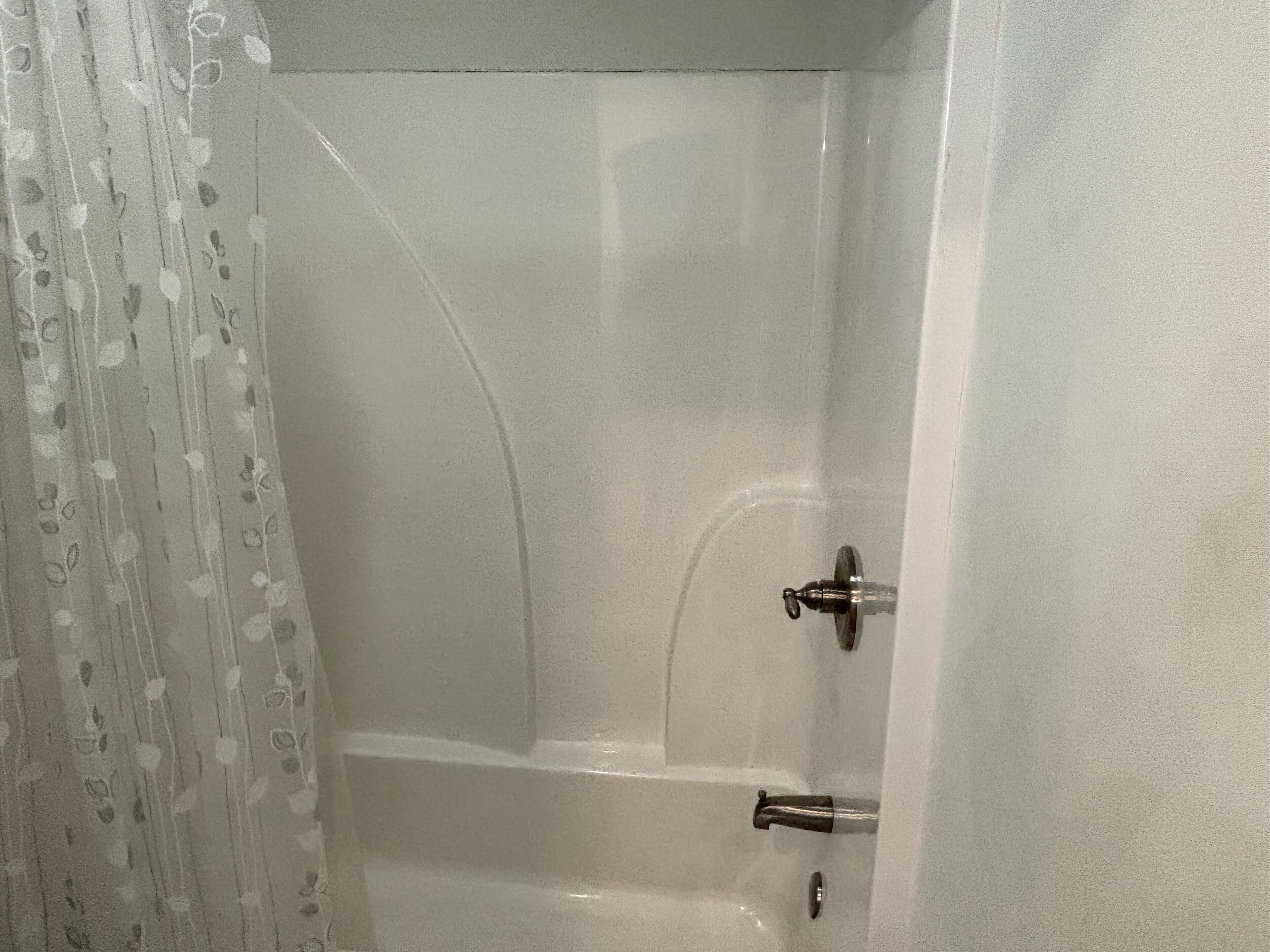 Kylpyhuone, jossa on kylpyamme, suihku ja wc.