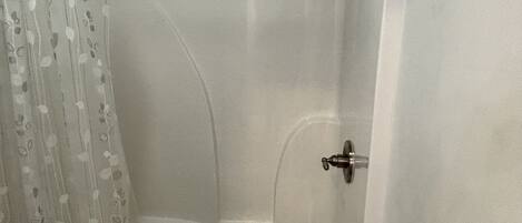 Kylpyhuone, jossa on kylpyamme, suihku ja wc.