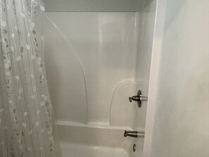 Een haardroger, handdoeken, zeep, shampoo