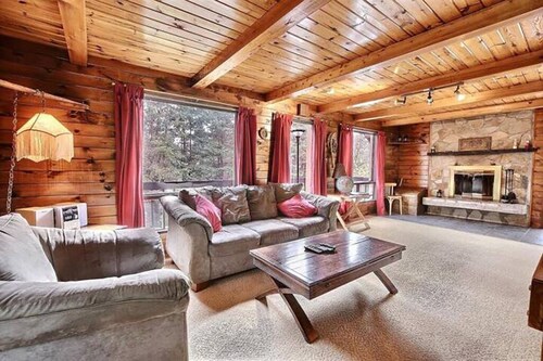 Cozy ski retreat surrounded by mountains. Family size house with all aminities.