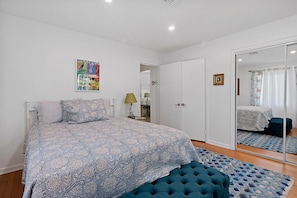 3 habitaciones, tabla de planchar con plancha, wifi y ropa de cama 
