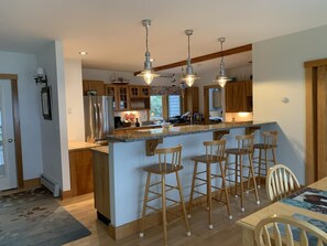 ハウス ベッド (複数台) 暖炉 (Grey Ledge) | 専用キッチン | 冷蔵庫、電子レンジ、オーブン、コンロ