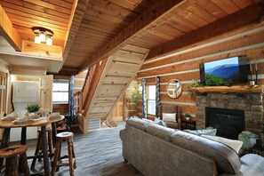 Smart TV, fireplace, video games, table football - Newly Remodeled! Short Drive to Dollywood & Gburg! (Sevierville)