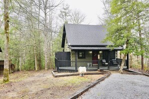 Un chalet doté d’un porche, d’une terrasse couverte et d’une allée en gravier.