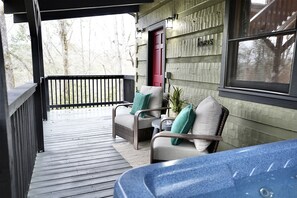 Outdoor spa tub - Newly Remodeled! Short Drive to Dollywood & Gburg! (Sevierville)