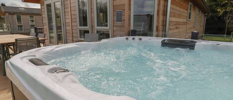 Cottage | Outdoor spa tub