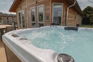 Cottage | Outdoor spa tub - 4 Meadow Retreat (Liskeard)