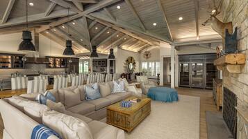 Smart-tv, eldstad, bordsfotboll och ett bordtennisbord