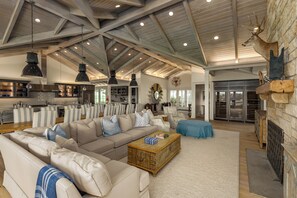 Een smart-tv, een open haard, tafelvoetbal en een tafeltennistafel