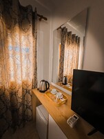 Ropa de cama hipoalergénica, minibar y escritorio 