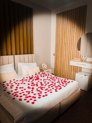 Hypo-allergenic bedding, minibar, desk, laptop workspace - Aromë Natyre by AlaraFarm (Ishëm)