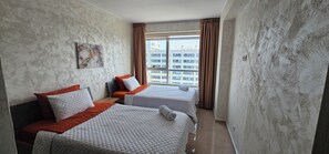 2 quartos, ferros/tábuas de passar roupa, berço de viagem