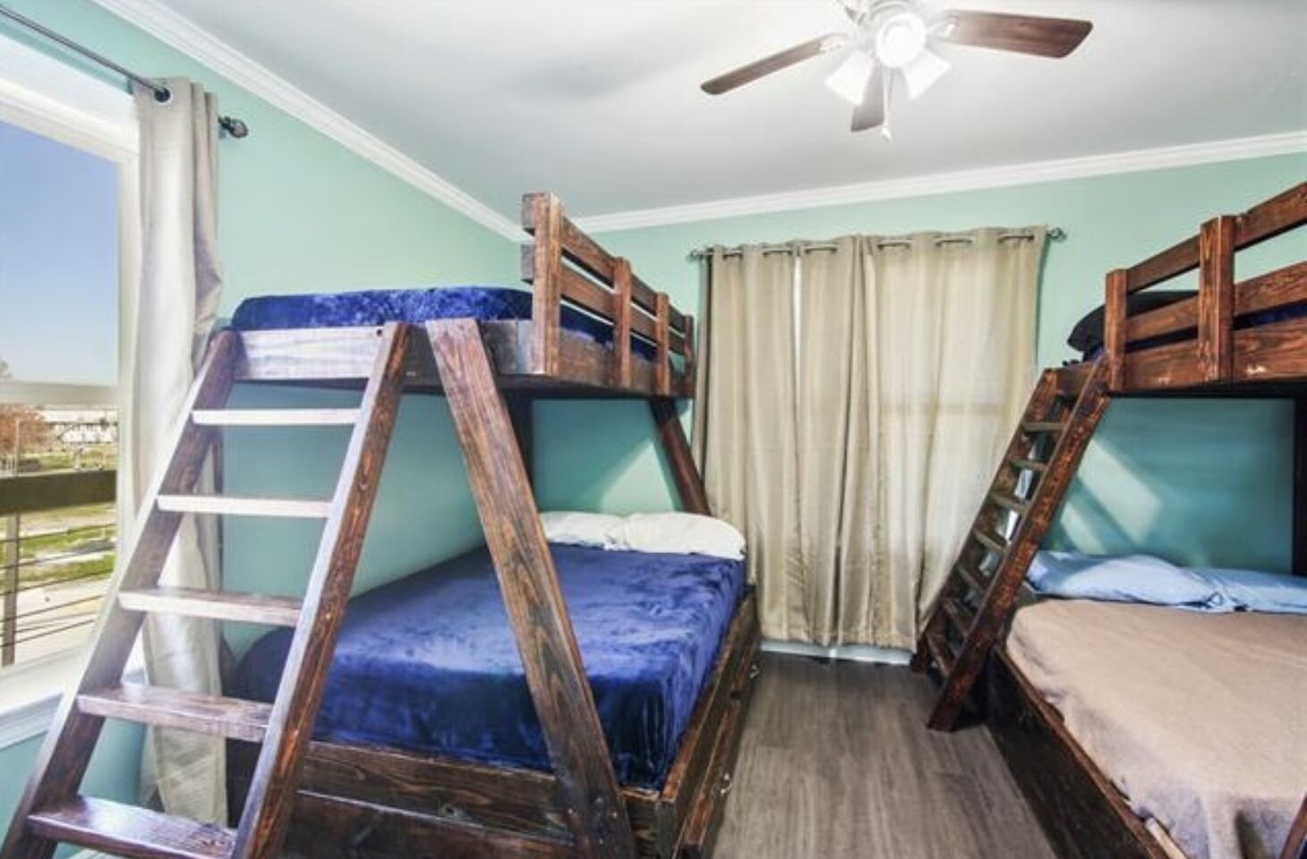 Great view of bayou-fishing lodge- sleeps 6. Fish cleaning station & BBQ pits. 
