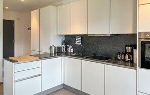 Frigorífico, microondas, placa de cocina y lavavajillas