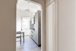 Oven, stovetop, cookware/dishes/utensils - One Bedroom Apartment (ROMA)