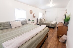 2 bedrooms, iron/ironing board, free WiFi, bed sheets - Cozy Guesthouse Close to Parks, 20 min to U of O , 8 min to Airport  (Eugene)
