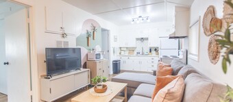 Cozy Guesthouse Close to Parks, 20 min to U of O , 8 min to Airport