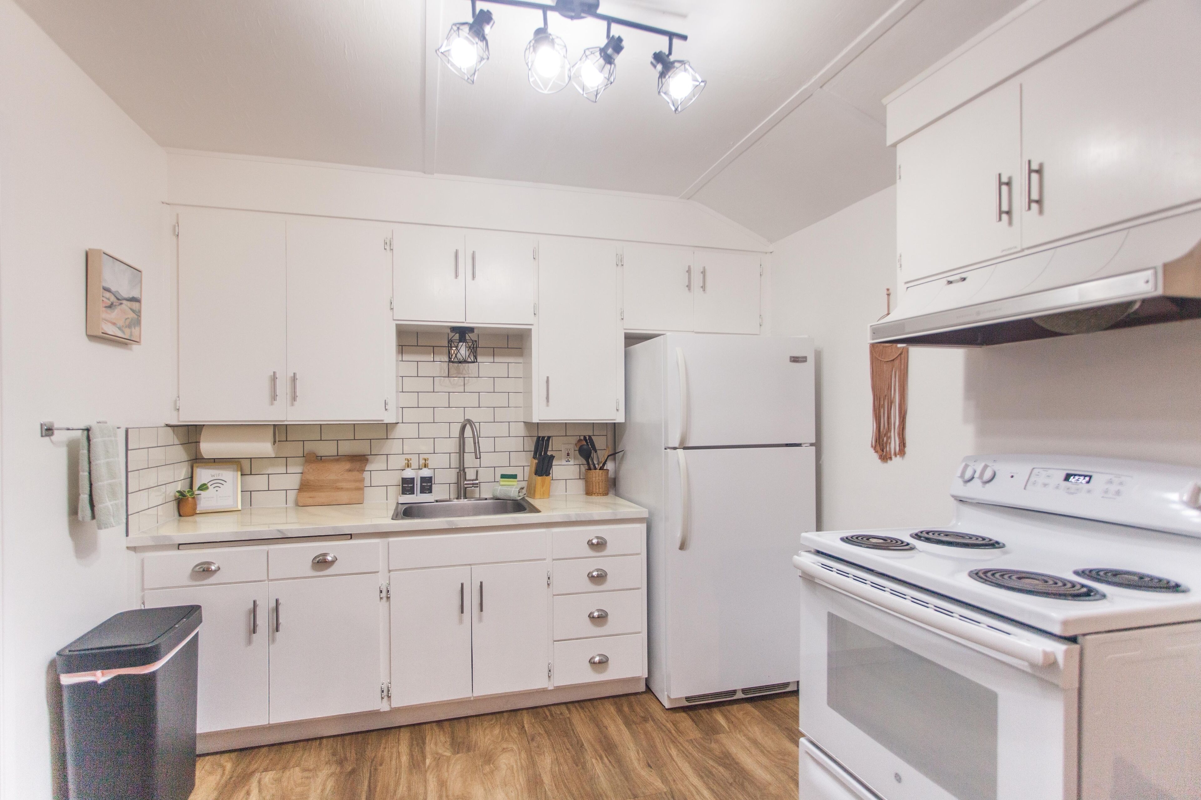 Frigorífico, microondas, horno y placa de cocina