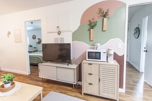 2 bedrooms, iron/ironing board, free WiFi, bed sheets - Cozy Guesthouse Close to Parks, 20 min to U of O , 8 min to Airport  (Eugene)
