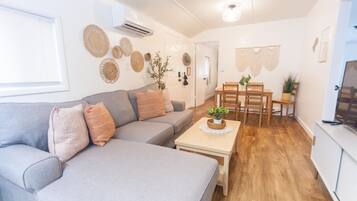 Una Smart TV, un reproductor de DVD