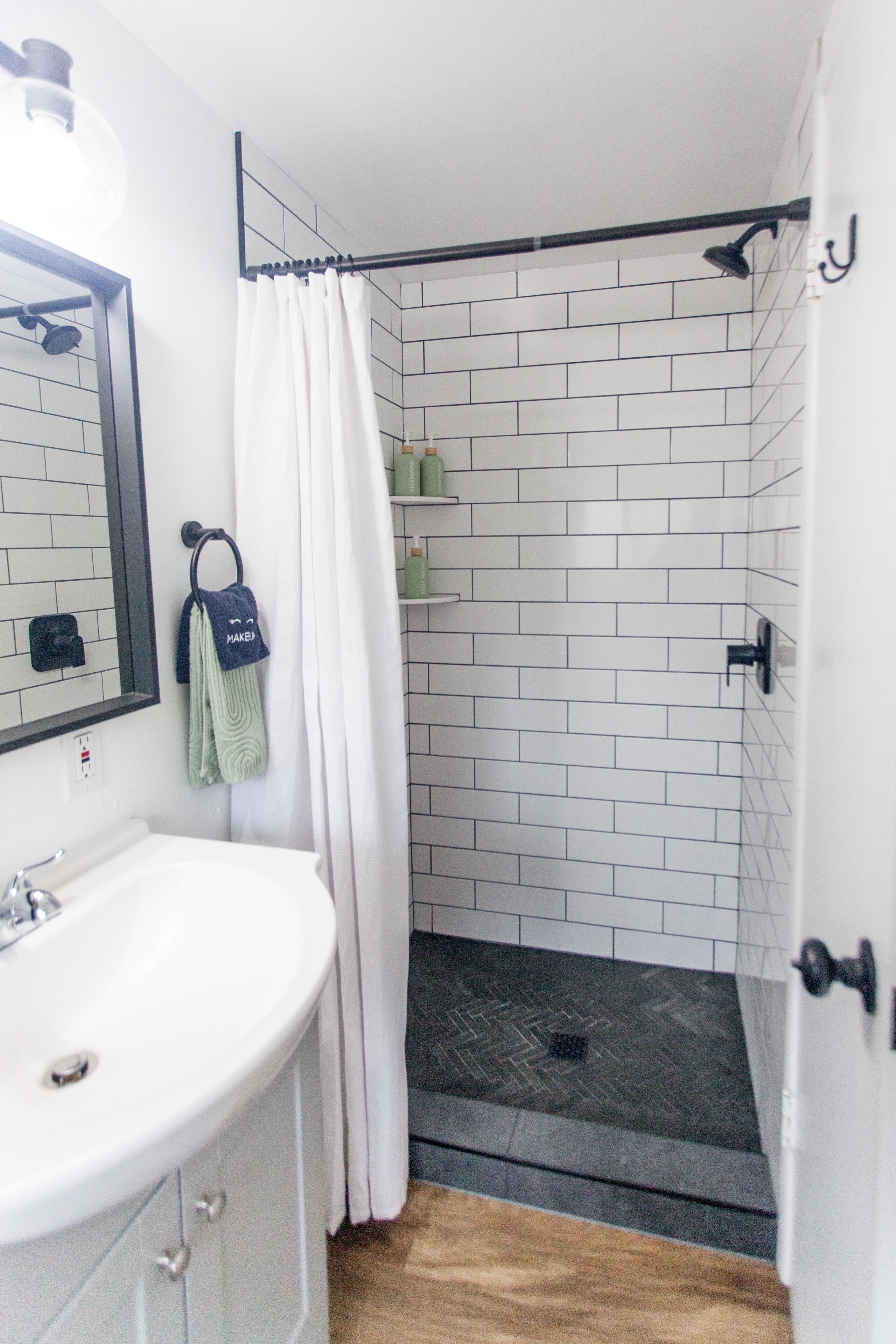 Ducha, secador de pelo, toallas y jabón