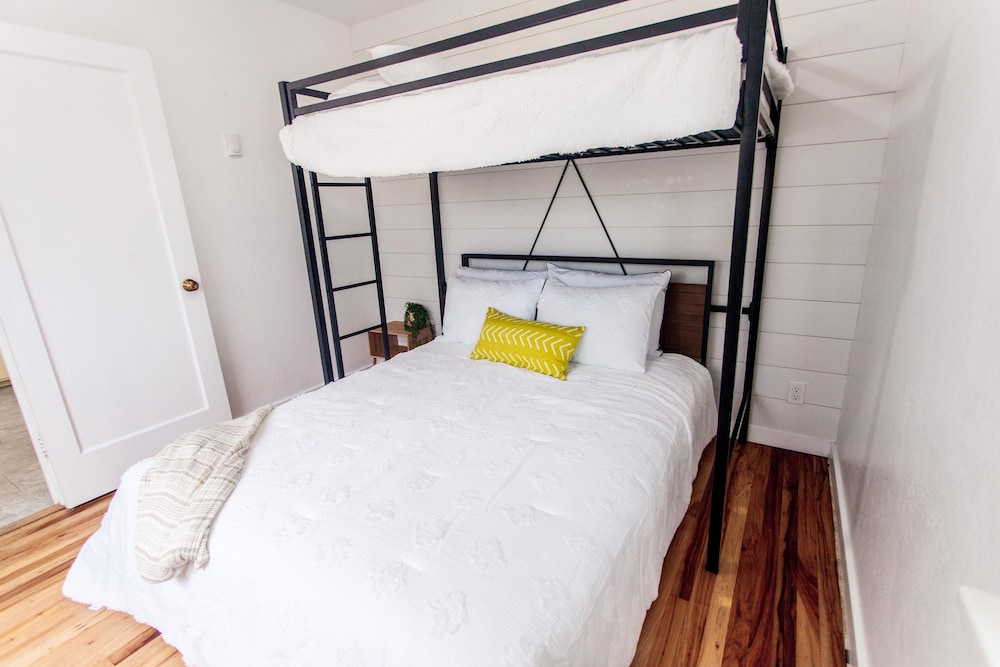 Vintage Home By Parks 20 min to U of O 8 min to Airport Pet