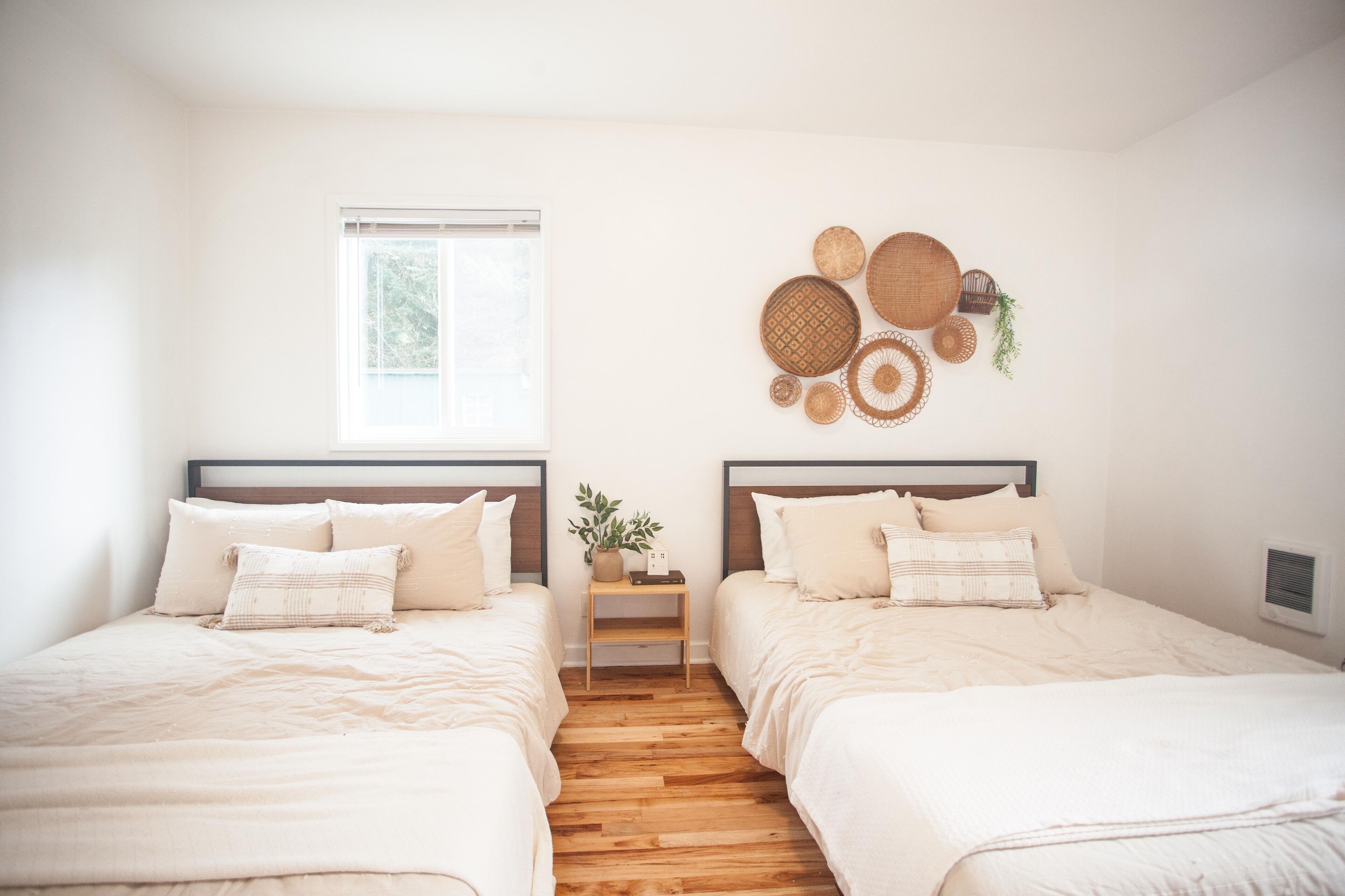 3 habitaciones, tabla de planchar con plancha y cuna de viaje 