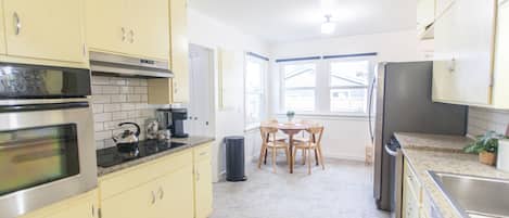 Refrigerador, microondas, horno, placa de cocina