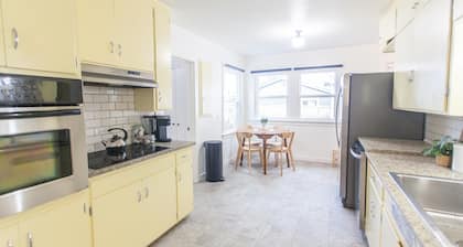 Vintage Home By Parks- 20 min to U of O - 8 min to Airport - Pet Friendly