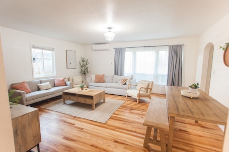 Smart TV. Vintage Home By Parks- 20 min to U of O - 8 min to Airport - Pet Friendly