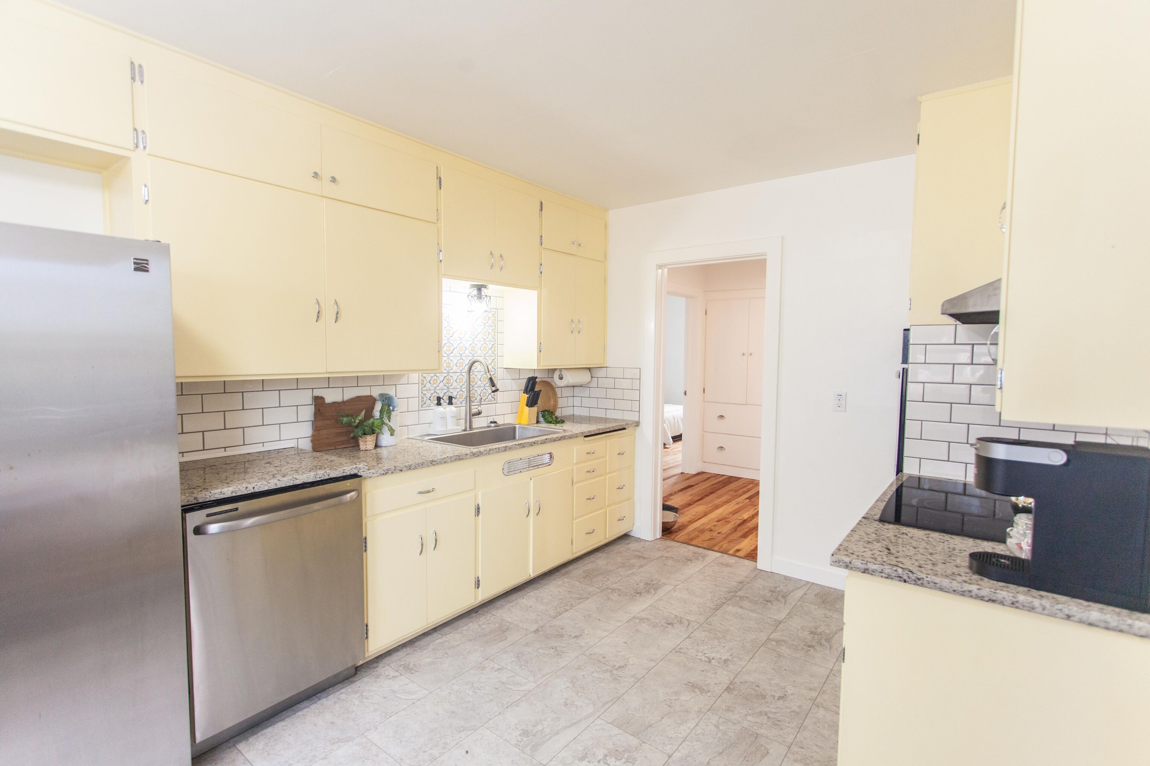 Kjøleskap, mikrobølgeovn, ovn og kokeplater